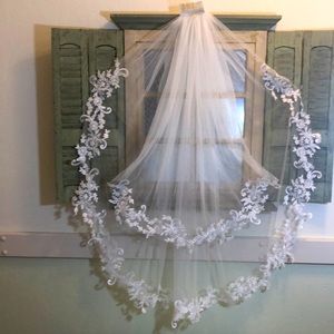 White Lace-Edged Bridal Veil - Elegant Wedding Accessory